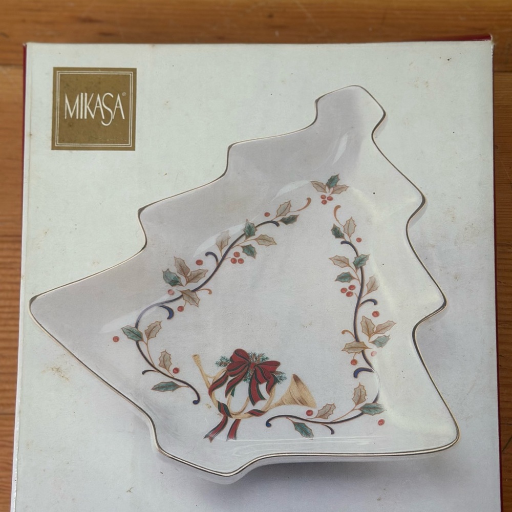 Mikasa White Tree-Shaped Serveware with Scalloped Edge